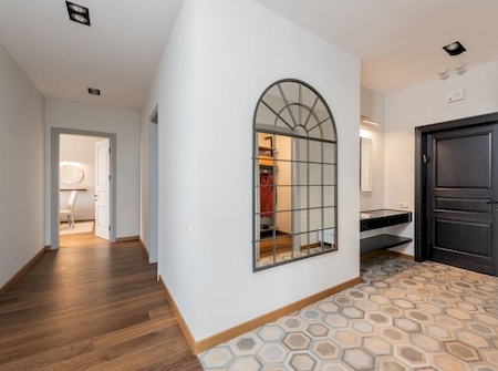 entrée carrelage et parquet bron