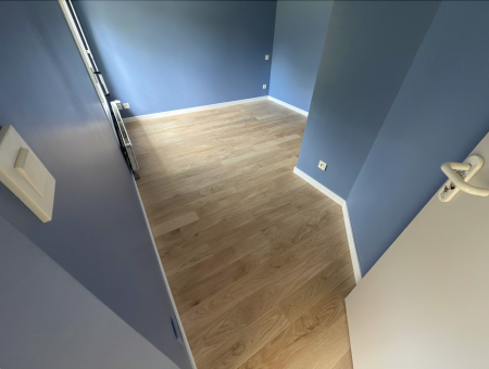 Après ponçage et vitrification pallier Chambre