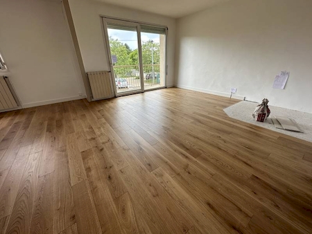 Pose de parquet contrecollé avec emplacement pour un poêle dans un salon à Lentilly