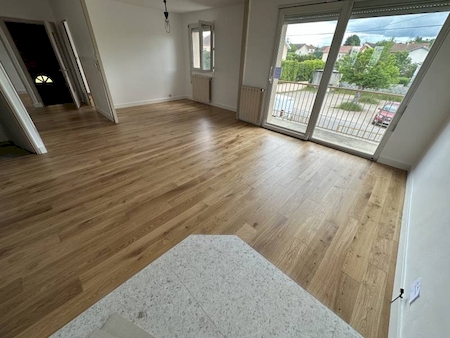 Pose de parquet contrecollé avec emplacement pour un poêle dans un salon à Lentilly