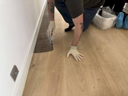 application de la teinte chocolat