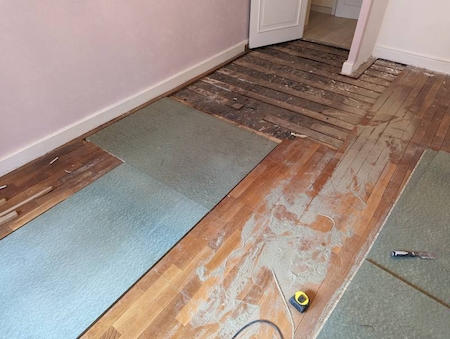 Remplacement et rénovation après dégât des eaux de parquet contrecollé et massif à Craponne