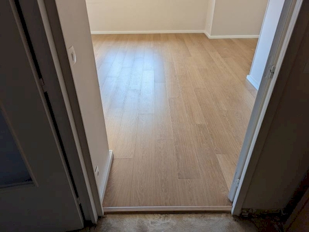 Seuil plaqué chêne pour salon stratifié