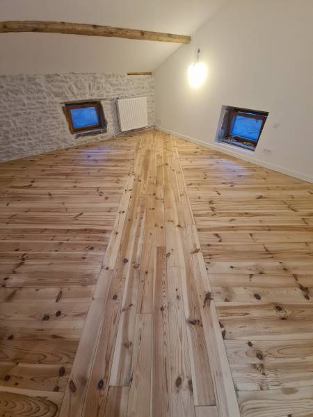 Ponçage et rénovation d'un parquet pin avec pose en diagonale