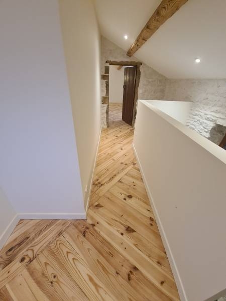 Ponçage et rénovation d'un parquet pin avec pose en diagonale